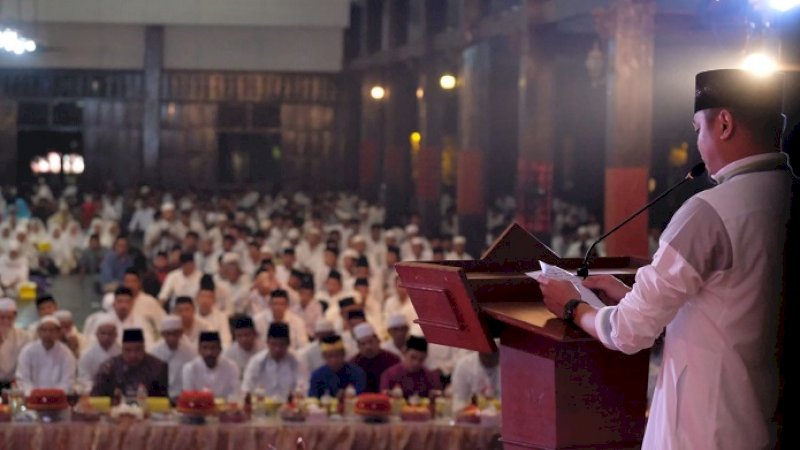 Bupati Gowa Adnan Purichta Ichsan memberi sambutan pada syukuran dua tahun kepemimpinannya bersama Abdul Rauf Malaganni di Gowa, Sabtu malam (17/2/2018).