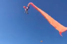 Video Bocah Perempuan 3 Tahun Diterbangkan Layang-Layang