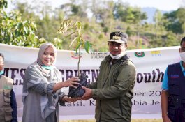 Kembangkan Ekonomi Masuarakat, Wagub Sulsel dan PLN Tanam Pohon Produktif di Jeneponto