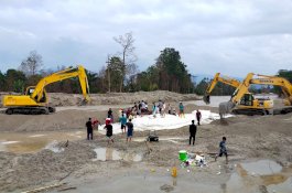 Warga Luwu Utara Bantu Pemerintah Bangun Tanggul Darurat