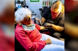 Gokil ... Nenek Rayakan Ulang Tahun Ke-103 dengan Tato Pertama, Begini Gambarnya