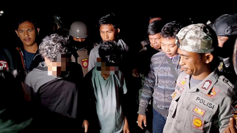Salah seorang warga yang diamankan polisi pasca bentrok di Morowala, Kabupaten Sigi, Sulawesi Tengah.