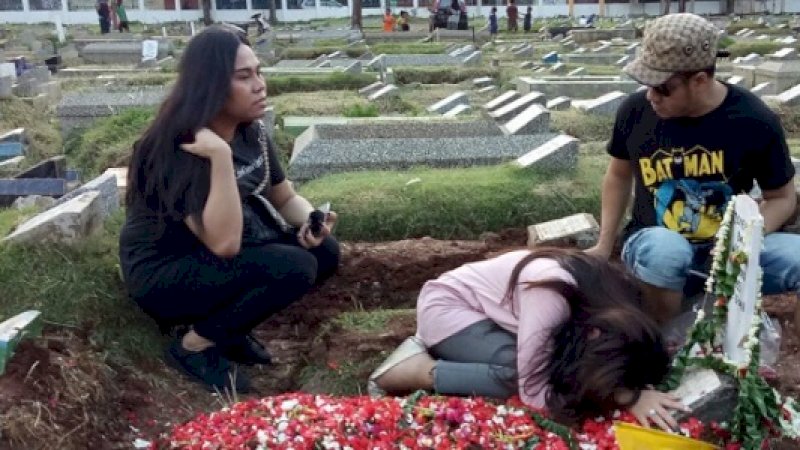Lucinta Luna bersimpuh di pusara ibundanya, Jumat sore (13/4/2018).