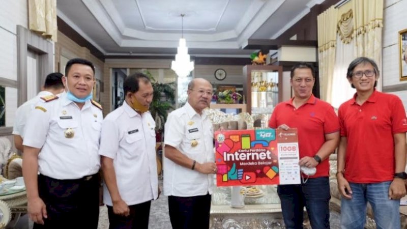 Temui Bupati Jeneponto, Terkomsel Serahkan 39.556 Kartu Perdana Internet Merdeka Belajar