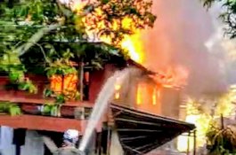 Diduga Akibat Korsleting Listrik, Tiga Rumah Ludes Terbakar