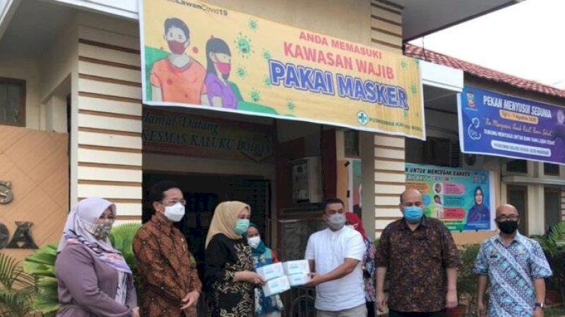 Kadis Kesehatan,  Naisya Tun Azikin terima bantuan masker dari Perbanas. 