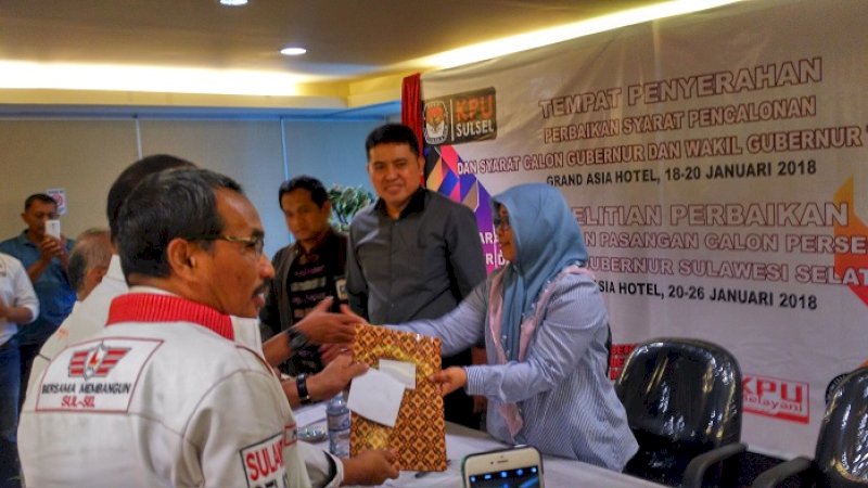 Tim IYL-Cakka menyetor tambahan dukungan kepada komisioner KPU Sulsel, Jumat (19/1/2018).