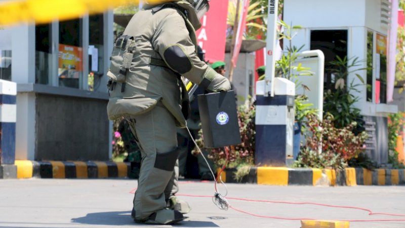 Tim Zipur 8/SMG Jinakkan Bom di Halaman Claro