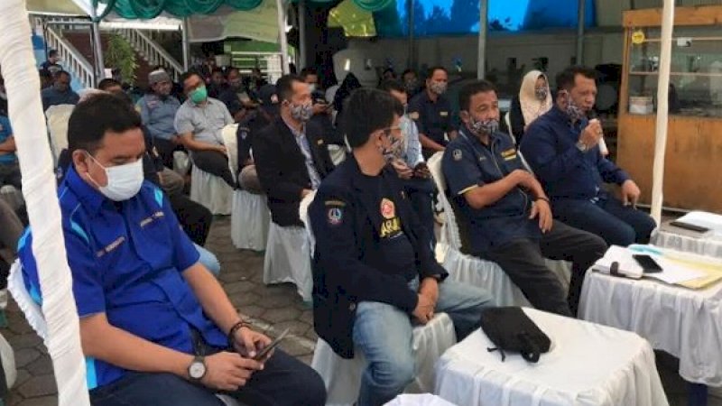 Rapat koordinasi bersama Karang Taruna kabupaten/kota di halaman Sekretariat Karang Taruna Sulsel, Minggu (26/7/2020).