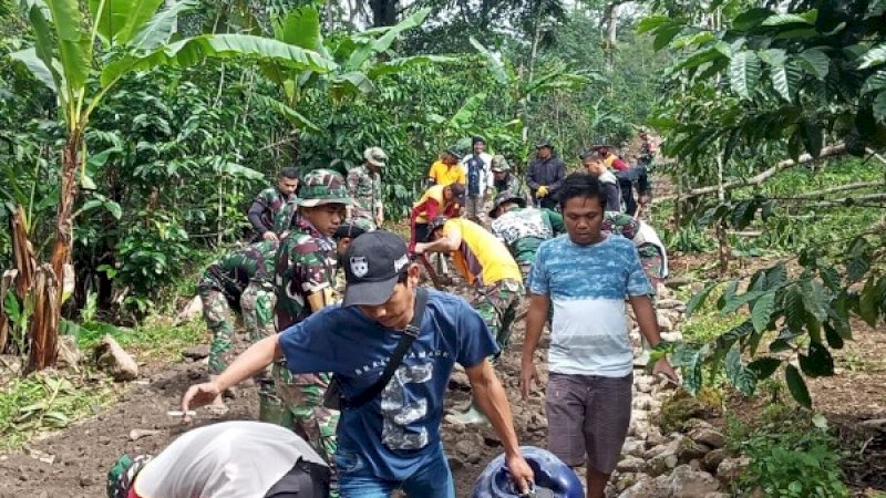 Salah satu sasaran fisik berupa pengerasan jalan di Desa Labbo. Jalan itu sepanjang 2,5 kilometer yang menghubungkan Dusun Bawa ke Dusun Panjang.