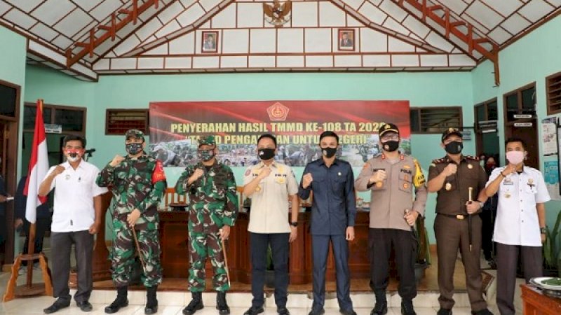 Kegiatan penyerahan hasil TNI Manunggal Membangun Desa (TMMD) ke-108 Tahun Anggaran 2020 di Balai Desa Labbo, Rabu (29/7/2020)
