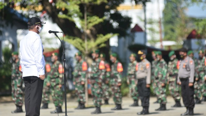 Wakil Bupati Gowa, Abd Rauf Malaganni saat bertindak sebagai Inspektur Apel Kesiapan Operasi Penegakan Pendisiplinan Protokol Kesehatan di Lapangan Upacara Kantor Bupati Gowa, Rabu (19/8) pagi.