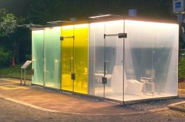 Wah, Taman di Tokyo Ini Punya Toilet Umum Transparan