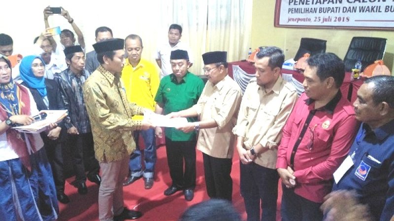 Ketua KPU Jeneponto, Muhammad Alwi (kiri) menyerahkan SK penetapan bupati-wabup terpilih kepada Iksan Iskandar.