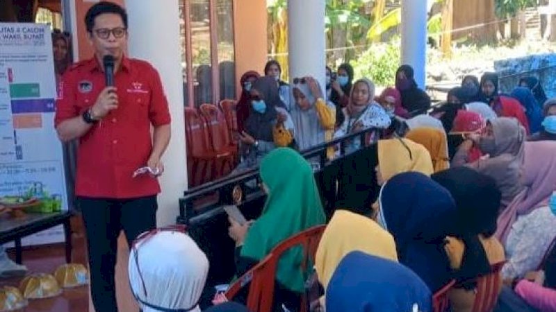 Sosialisasi Tomy Satria Yulianto di Kecamatan Herlang, Kamis (12/11/2020).
