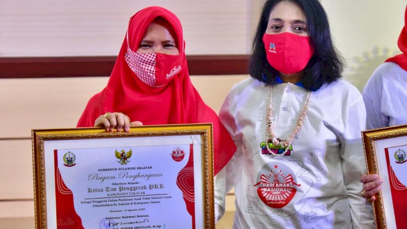 Ketua TP PKK Takalar Irma Andriani saat menerima penghargaan. Foto: IST