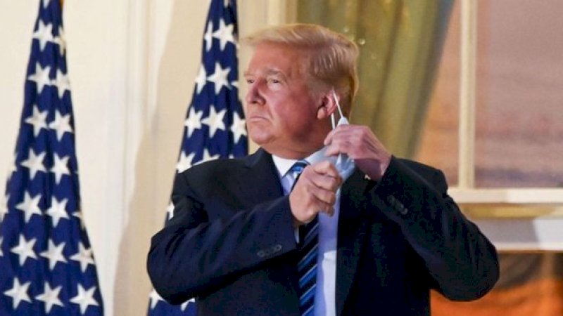 Trump lepas masker saat tiba di gedung putih. ©Erin Scott/Reuters