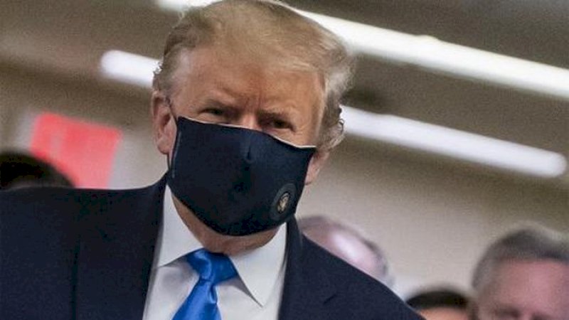 Foto: Presiden AS Donald Trump pakai masker di depan umum pertama kali (AFP/ALEX EDELMAN)
