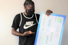 Tunggu Ibu Berbelanja di Toko, Pria Ini Menangkan Rp3 Miliar