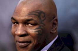 Mike Tyson Teken Kontrak Tarung Ratusan Miliar Sambil Isap Ganja