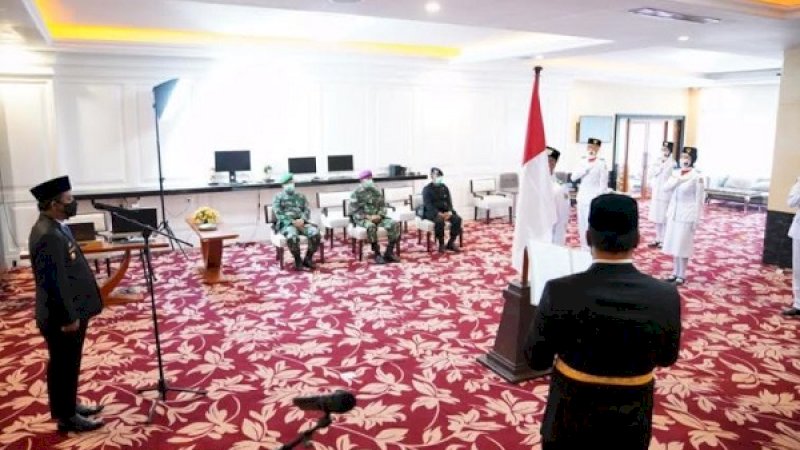 Upacara pengukuhan Pasukan Pengibar Bendera Pusaka (paskibraka) tingkat Sulawesi Selatan dalam rangka peringatan hari ulang tahun ke-75 Kemerdekaan Republik Indonesia 2020 digelar di Baruga lounge, Kantor Gubernur Sulsel, Kamis (13/8/2020).