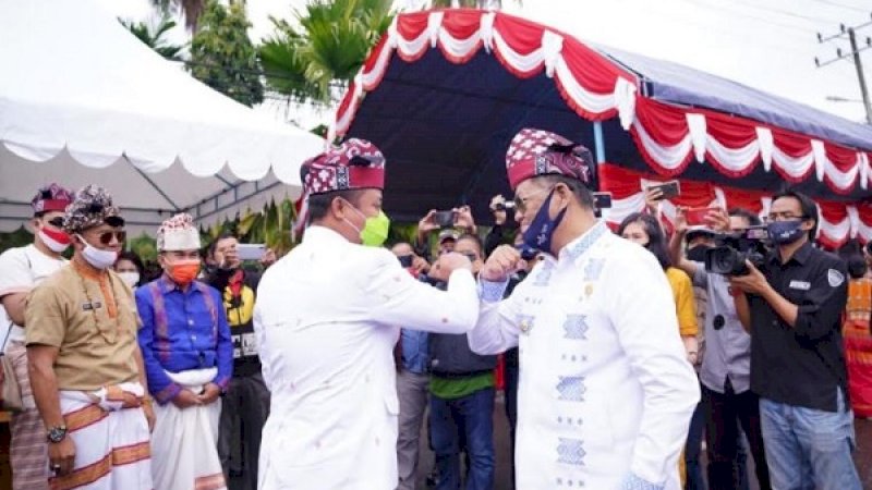 Disambut bupati dan jajarannya, Wakil Gubernur Sulawesi Selatan, Andi Sudirman Sulaiman, menghadiri acara peringatan 63 tahun Kabupaten Tana Toraja dan 773 tahun Kabupaten Toraja.