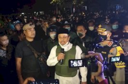 Tengah Malam Wagub Sulsel Berjalan Tenangkan Pendemo yang Blokade Jalan