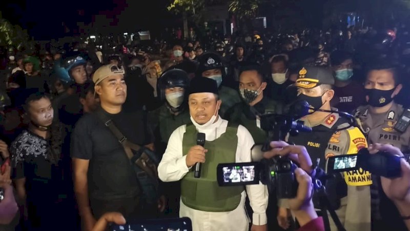 Tengah Malam Wagub Sulsel Berjalan Tenangkan Pendemo yang Blokade Jalan