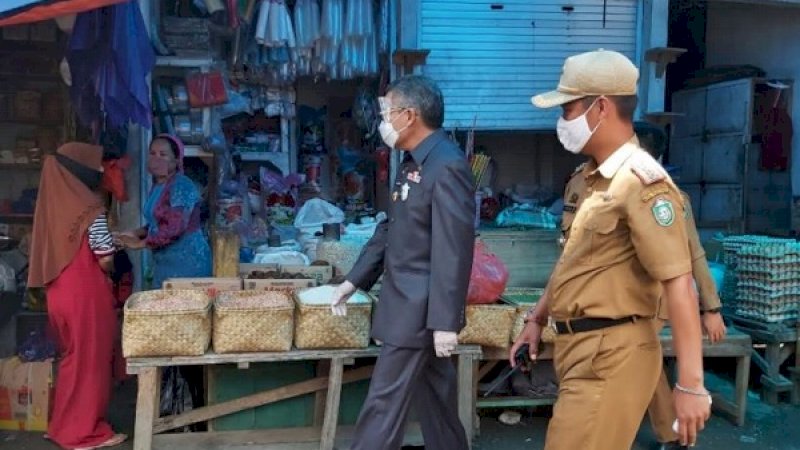 Wali Kota Parepare, Taufan Pawe (depan), memimpin langsung tim terpadu dalam penegakan disiplin protokol kesehatan di Kota Parepare.