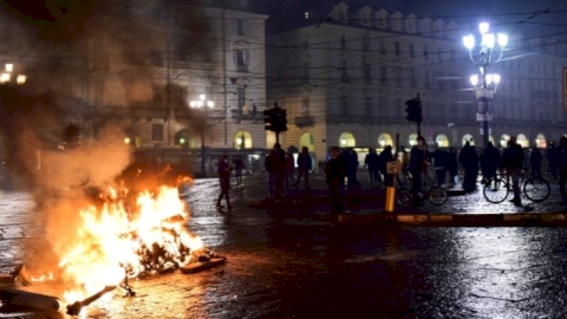 demo rusuh di roma karena pembatasan sosial akibat covid-19. ©Massimo Pinca/Reuters