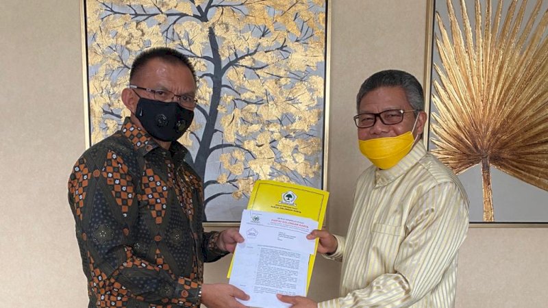 Taufan Pawe Resmi Terima SK Kepengurusan Partai Golkar Sulsel