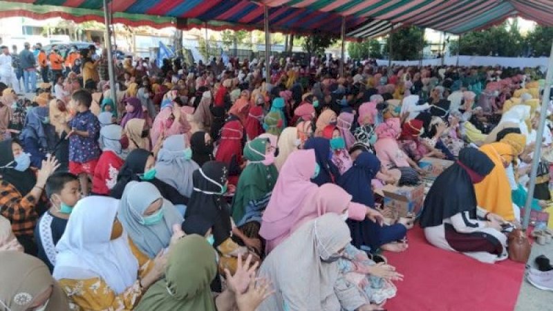 Zikir bersama simpatisan AIZ-Risma, Sabtu (5/9/2020), jelang pendaftaran di KPU Pangkep.